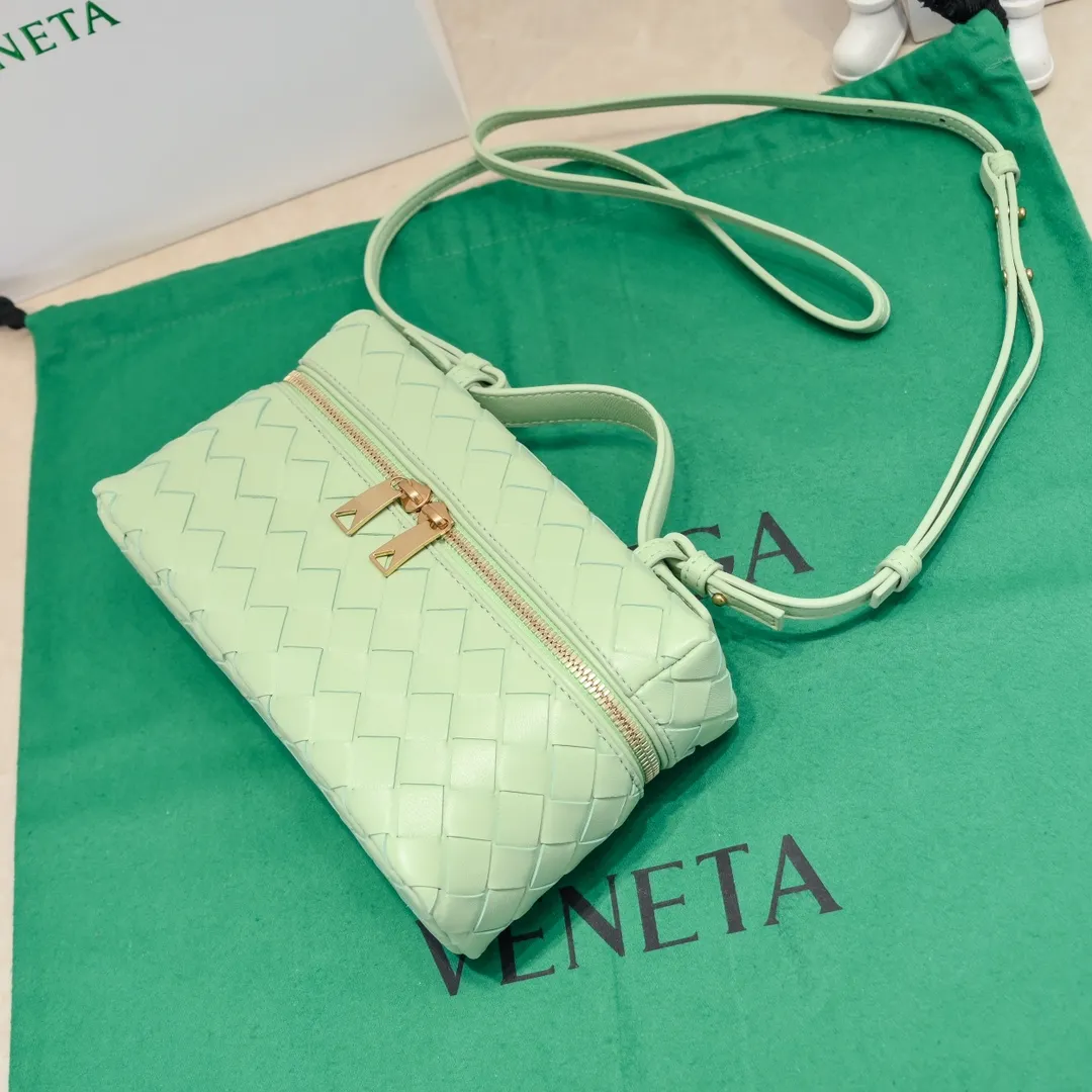 Batch 1360 Bottega Veneta 24 spring and summer woven zipper crossbody bag. A crossbody bag that can be used as a cosmetic bag. The exquisite weaving and compact body are an indispensable accessory for the upcoming summer. The double zipper also better protects the bag. It has a large capacity. If you like it, don’t miss it. Style number: 9109 Size: 22*12.5*5cm